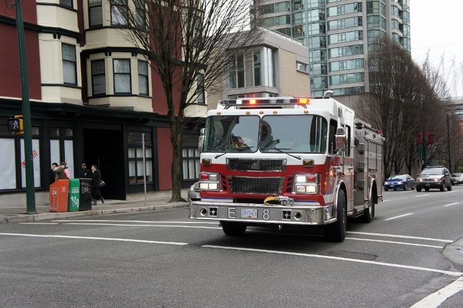 ②２８日　　「Fire Truck」<br /><br />けたたましい♪サイレン音♪<br /><br />絶好のチャンス！！カメラを向けるが<br /><br />邪魔だぁ邪魔だぁ・・でクラクション鳴らされた