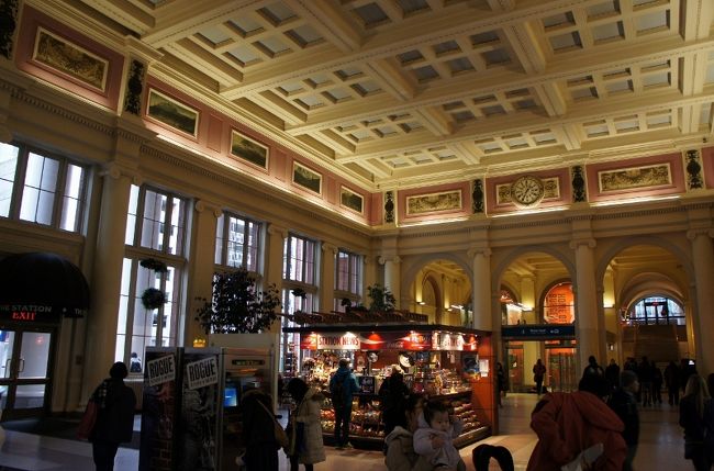 ②２８日　　「Waterfront Skytrain」13:42<br /><br />ココは ElliEさん との待ち合わせ場所<br /><br />ワクワク！ドキドキ！(>_<)<br />夫婦で楽しみにしてた ElliEさん との出会いの場所<br />シーバス駅方面からチャーミングな女性が・・<br />言葉を交わさずとも見ただけで分かりました。<br /><br />Nice to meet you.<br /><br />昔々ノースバンクーバーよりシーバスに乗って<br />ココで降りて学校に通った。懐かしいです。