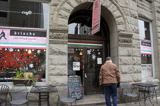 ②２８日　　「 Brioche 」13:53<br /><br />ElliEさんと会ってなかったら、このお店には<br />行ってなかったでしょう。旅行者には分かりにくく<br />地元の人達で賑わうイタリアン料理？？<br /><br />この写真は正面入口　<br /><br />ElliEさんはショートカットして<br />裏口から・・流石常連さんです。