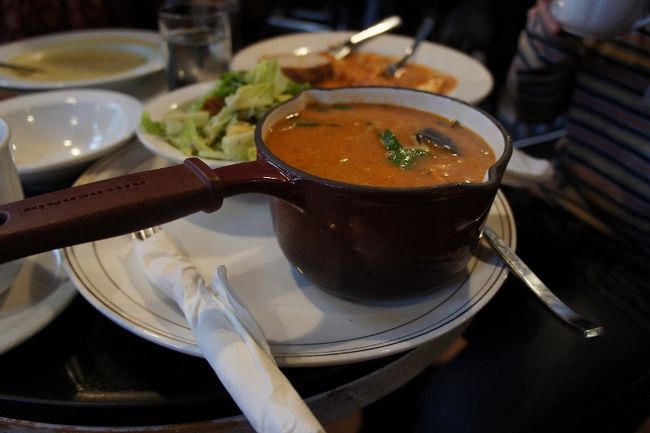 ②２８日　　「 Brioche 」<br /><br />私が頼んだ・・・「チョッピーノ」<br /><br />ElliEさんが教えてくれた。Thanks!<br /><br />チョビ髭みたいな名前なのだぁ。<br /><br />この小さな鍋？？に盛り沢山の海鮮が入ってます<br /><br />スープも激ウマ！！