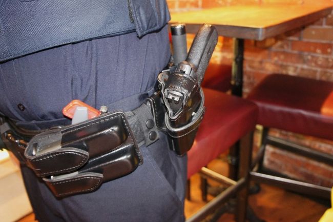 ②２８日　　「 Brioche 」<br /><br />ElliEさんが小さい声で・・<br /><br />「ワンさんの好きな人達が来たよ」<br />で振り向くと<br /><br />ワーイ！！お巡りさんだぁって子供かいなぁ（笑）<br /><br />でも嬉しい。撮ってイイか聞いてこの写真