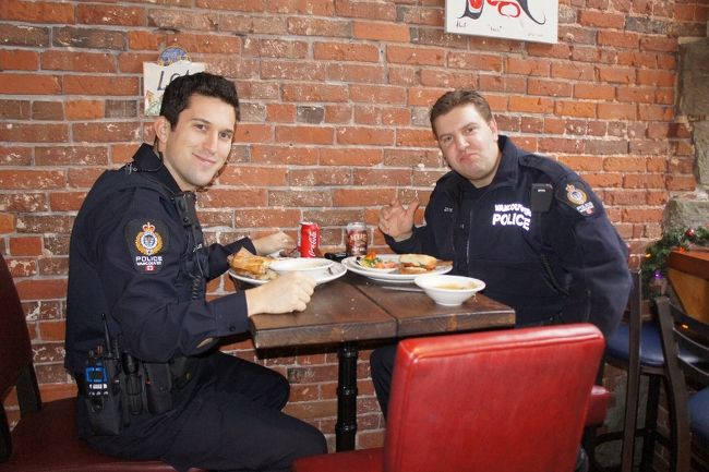 ②２８日　　「 Brioche 」<br /><br />またまた ElliEさん が<br /><br />「カナダのお巡りさんはドーナッツが<br />大好きなんだって！」って言うから<br /><br />「食事中スイマセ～ン、ドーナッツ好きですか？」<br /><br />「あぁ好きだよ。休日にはよく食べるね」<br /><br />面白い事を知ってるなぁ～ElliEさんは（笑）