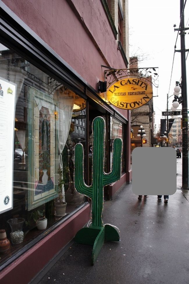 ②２８日　　「Gastown」15:06<br /><br />ちょっと！前の仲良し２人組み<br /><br />楽しそうに話しながら歩いてる。<br /><br />奥様はElliEさんの事を今回の旅行で初めて<br />知った。気が合ったみたいだね。<br /><br /><br /><br />写真そのまま載せると２人からブーイングが<br />きそうなので足元少しだけ見えるような写真です<br /><br />