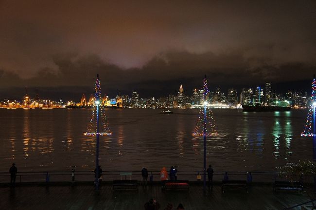 ③２９日　　「Lonsdale Quay」<br /><br />天気は良くないが、たまに小雨が<br /><br />降ったりするくらい。傘は要らない。