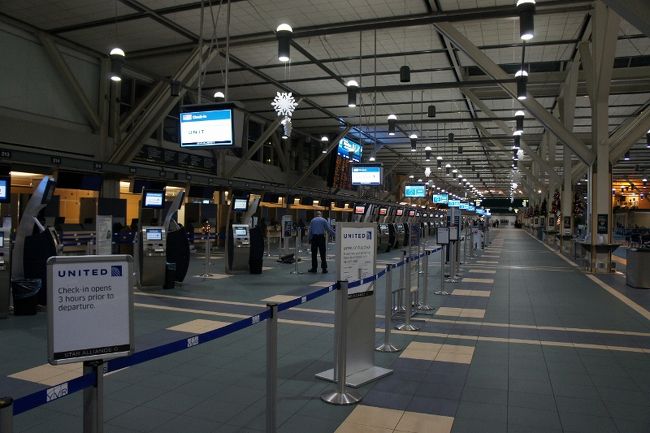 ④３０日　　「ＶＣ国際空港」3：26<br /><br />６：００発のフライト<br /><br />「年末年始は混みあうので２時間以上前に」<br /><br />ネット情報は確かなのか？空いてるし・<br />チェックインマシンもスリープしてる(-_-)zzz