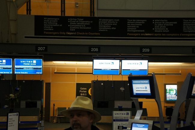 ④３０日　　「ＶＣ国際空港」<br /><br />遅れるより早い方がイイのであります<br /><br />日本人カップルが居たので自動チェックインの<br />やり方を教えてもらう・・が、奥様だけ<br />マシンが拒否！！後で係員が来てＯＫに。