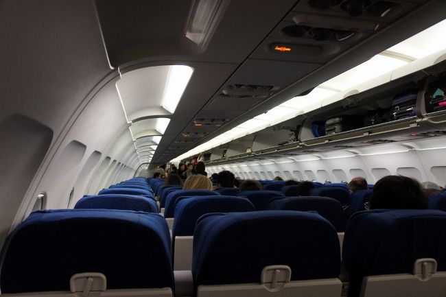 ④３０日　　「ユナイテッド航空」5：42<br /><br />搭乗しま～す<br /><br />Good-bye　Vancouver ＆ ElliEさん<br /><br />We'll be back!! シュワちゃん風に