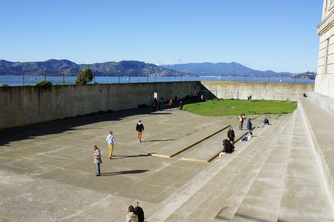 ④３０日　　「Aicatraz」<br /><br />建物から出ると、そこにはグランドが。<br /><br />看守に見張られての野球か・・・<br /><br /><br />全８話の３話完です。訪問ありがとう。