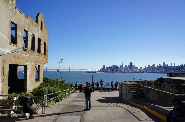 ④３０日　　「Aicatraz」<br /><br />遠くにサンフランシスコの街も見えます<br /><br />あそこからフェリーで約１５分～２０分