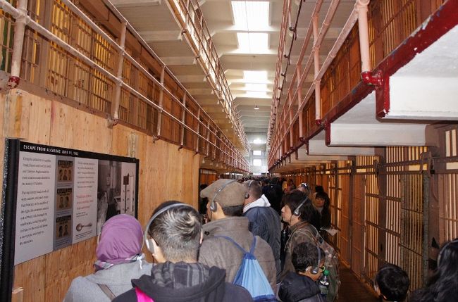 ④３０日　　「Aicatraz」<br /><br />各国の旅行者が各々の言語のヘッドホンを<br /><br />付けて見て周ります