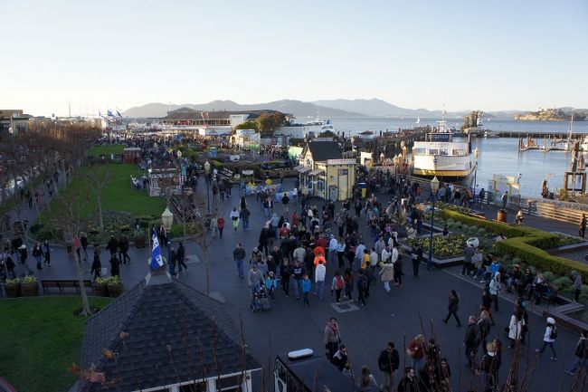 ④３０日　　「PIER」16：10<br /><br />コイトタワーなどがある丘の影に<br />入ると日差しがなくなりヒンヤリします