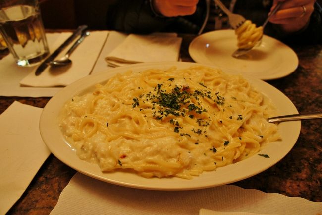 ④３０日　　「Fisherman's Wharf」<br /><br />どうも隣の客のが気になったので注文<br /><br />Ｂｉｇサイズの・・カルボナーラ？？<br /><br />流石に奥様途中でギブ。<br />私は　never give up (^_^)v