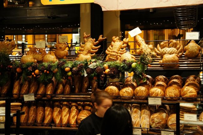 ④３０日　　「Fisherman's Wharf」18：29<br /><br /><br />外からパン生地を練ってるところから<br />見えるようにして客を誘ってるパン屋さん<br /><br />早速、誘惑に負けて吸い込まれるように<br />中に入りました　<br />Temptation was lost.