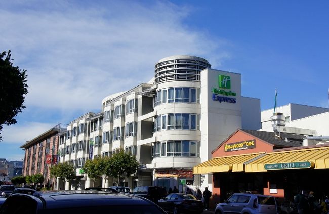 ⑤３１日　　「Fisherman's Wharf」11：55<br /><br />ホリデーイン<br /><br />いろんな有名ホテルが数多く並びますが<br />高さの高いホテルはありません。<br />せいぜい４階立てまで・・<br /><br />奥様が「街の美観の為にそうしてるのでは」<br /><br />I see.