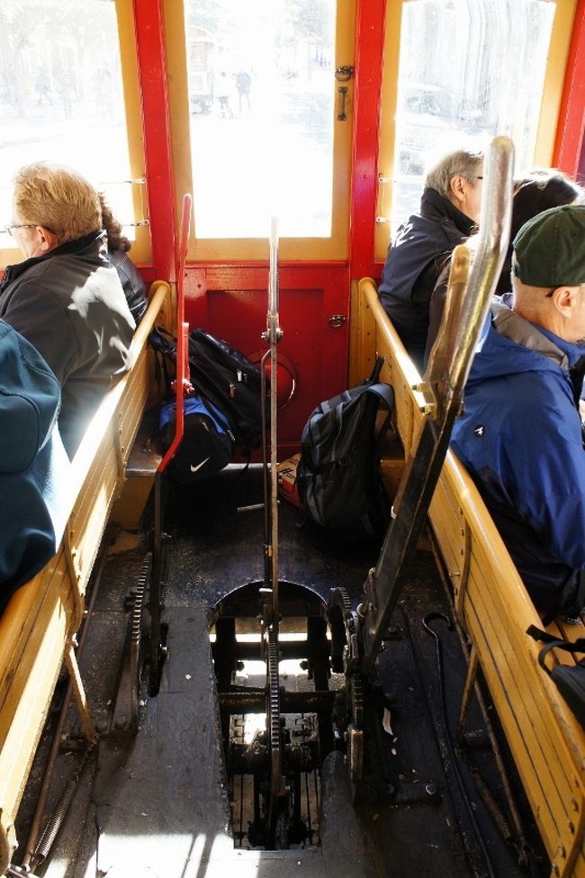 ⑤３１日　「Cable Car」<br /><br />ケーブルカーは地下にケーブルが随時<br />一定方向に引っ張られて勢いよく動いてます<br /><br />それをゆっくり掴むと動きだし離して<br />ブレーキをかけるとＳＴＯＰします<br /><br />その操作をこの２本のレバーでします