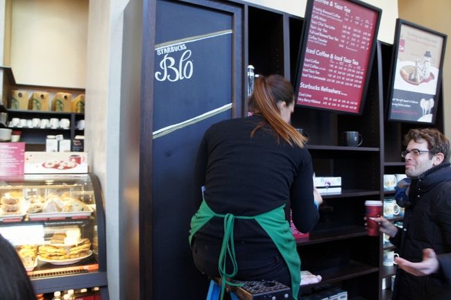 ⑦　　２日「Starbucks」13：52<br /><br /><br />バンクーバーでお気に入りになった<br />スターバックスに入ります<br /><br />ちなみに私は「お気に入り」ではない<br /><br />綺麗なお姉さんが綺麗な文字で・・