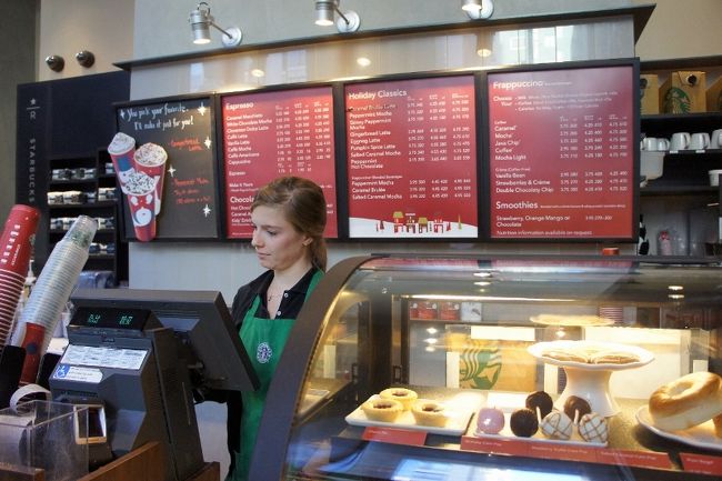 ⑦　　２日「Starbucks」<br /><br />奥さんは「カプチーノ」をオーダー<br />私も洒落て「エスプレッソ」をオーダー<br /><br />カップの中身を見てビックリ＼(◎o◎)／！<br /><br />「ちょっとしか入ってないよ」<br />エスプレッソなんて聞いた事があるだけで<br />飲んだ事がないので分からなかった。<br /><br />この優しい店員さんがホットコーヒーに<br />替えてくれた。サンクス！！