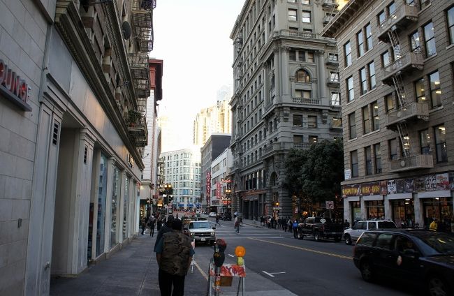 ⑦　　２日「Downtown」<br /><br /><br />ホテルから出てスグの街並み