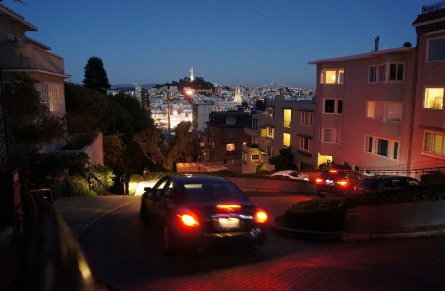 ⑦　　２日「Lombard ST」<br /><br />カメラとビデオカメラで撮りました<br /><br />ゆっくり走るクルマや自慢げに速く<br /><br />走るクルマや・・