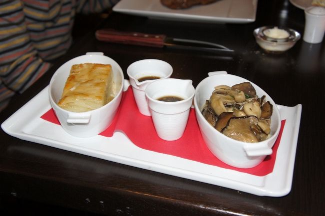 ⑦　　２日「Steak」<br /><br />キノコやらパンやら<br /><br />全て美味しい。赤ワインも最高