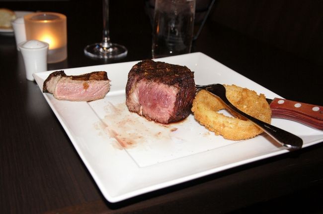 ⑦　　２日「Steak」<br /><br />ミディアム・ウェルダンって言ったけど<br /><br />こんな感じ<br /><br />食べ終わって「何処の肉だい？」<br />「神戸牛です」って。<br />ん～(^_^;)　やっぱ日本の牛肉バンザイだぁ