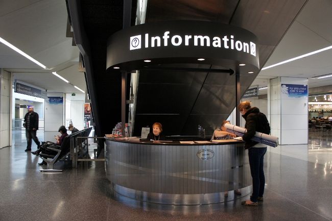 ⑧　　３日「ＳＦ・ＡＰ」<br /><br />往路ココのインフォメーションで<br /><br />年配の女性に乗換えゲートへの<br />行き方を教えてもらった<br /><br />本日も居た！！