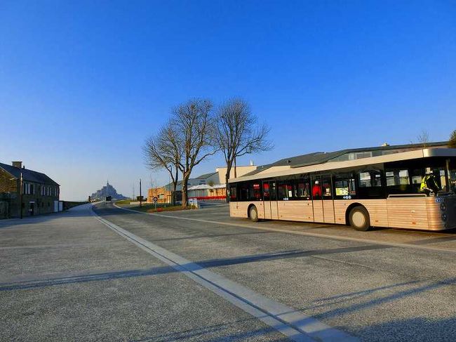 モンサンミッシェルへはバスに乗り換えて行きます