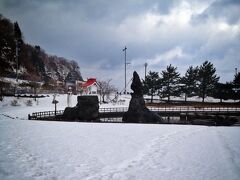 海峡いさりび公園。二見岩を見に行きたいのに、どこから近づけばいいのか分からずうろうろ。道かどうか分からない場所をおそるおそる歩いていきます。