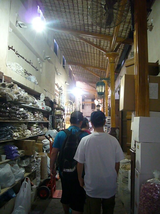 細い路地にスパイスやさんがひしめいています。<br />ここでも日本語での呼び込み。<br />でも、反応がないとすぐに中国語に変わります。