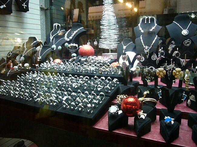 様々な宝石がありました。<br /><br />まったく買う気なし。