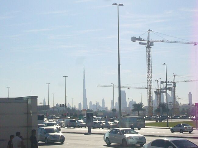 遠く、はるか遠くにブルジュカリファが見えました。