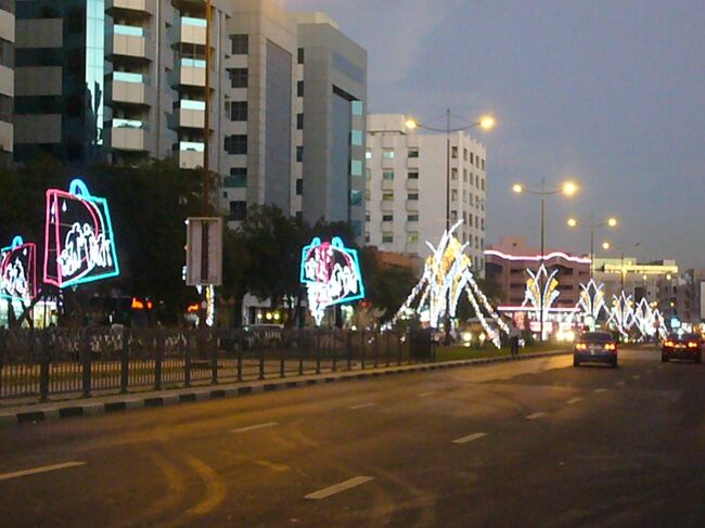 中央分離帯のイルミネーションが綺麗。