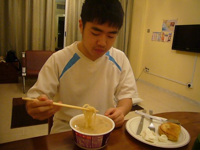 弟もうどん。<br />ただし、スープがあやしい。<br />パフマッシュルームも添えて。