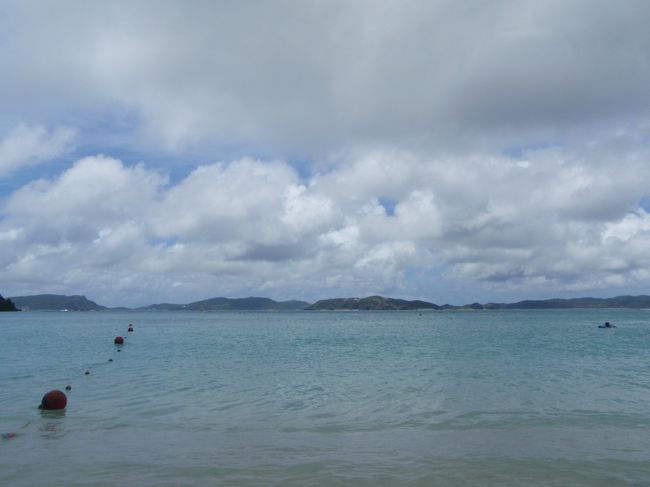 初日は渡嘉志久ビーチへ。雲が多く、昨日まで高かった波がまだ少し残っていたのでビーチを眺めるだけで体力温存です。