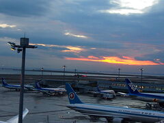 早朝の羽田空港、眠いな〜。