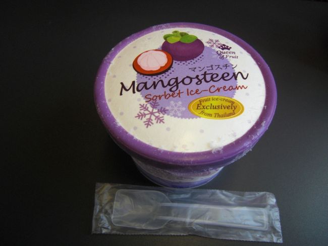 デザート？バンコクに到着前にもらったマンゴスチンのアイス！<br /><br />カッチンコッチンで食べずらく・・・プラスチックのスプーンが割れるかと思ったわ・・・
