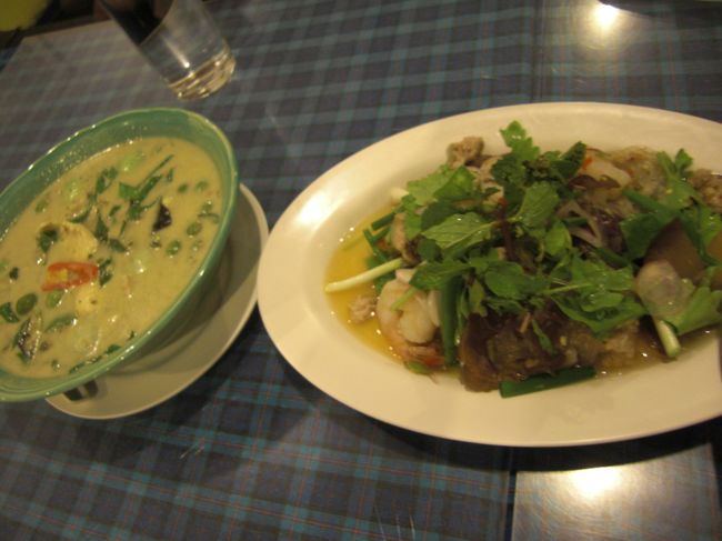 レモンツリーというお店のゴハン！！<br /><br />ここは何食べても外れなし！！！！<br /><br /><br />左はグリーンカレー、右はヤムウンセン