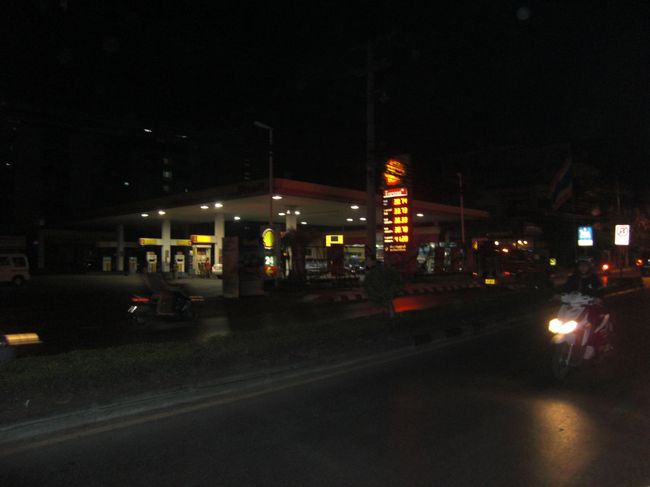 まだまだ静けさたっぷりの夜です・・・。