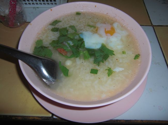 ２日目の朝食！！<br /><br />お粥で有名なお店　チョーク・ソムペッ