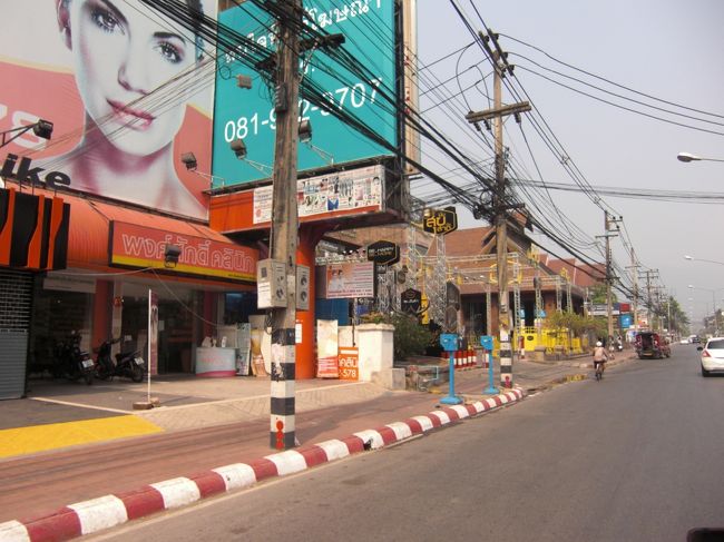 まだまだ静かな街なみ