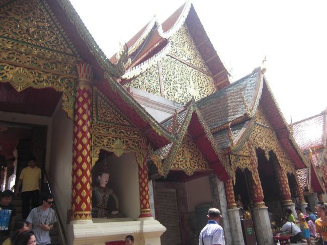 キンピカキンでキレイなお寺