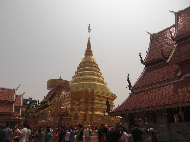 生まれた曜日ごとにお参りするところが違う・・・でもタイ語読めないからどこをお参りしていいやら・・・・