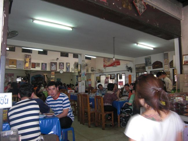 お店の雰囲気！！<br /><br />現地の人が多い！！！