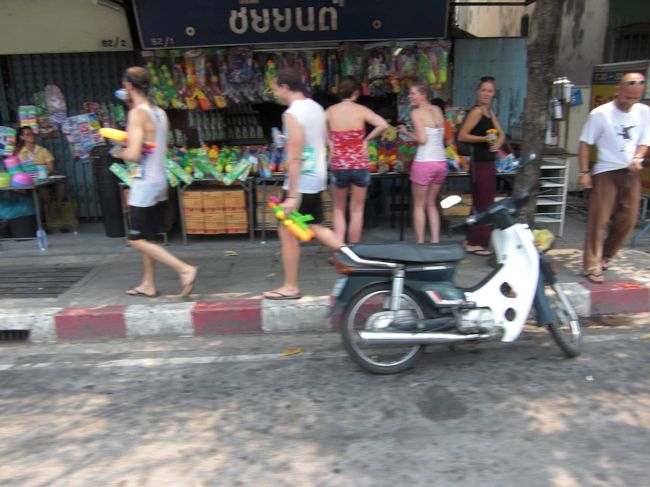 みんなソンクラーンに向けて水鉄砲を購入！！