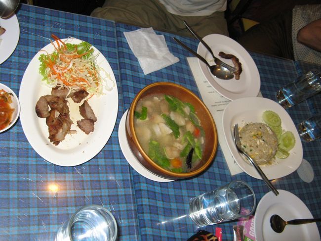 左からカイヤーン、トムヤムクン、カーオパットクン（タイ風チャーハン）