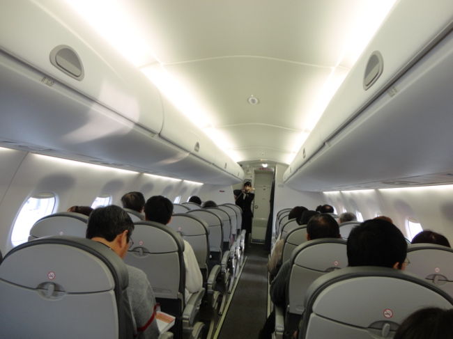 エンブラエルＥ１７０は２列×２列の配置で最大８８席です。