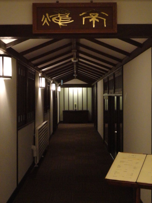 大好きなのはこの廊下です。奥は和食のレストラン。