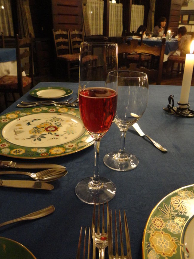 まずはワインから。ワインは詳しくないのでホテルのお勧めでお願いしました。