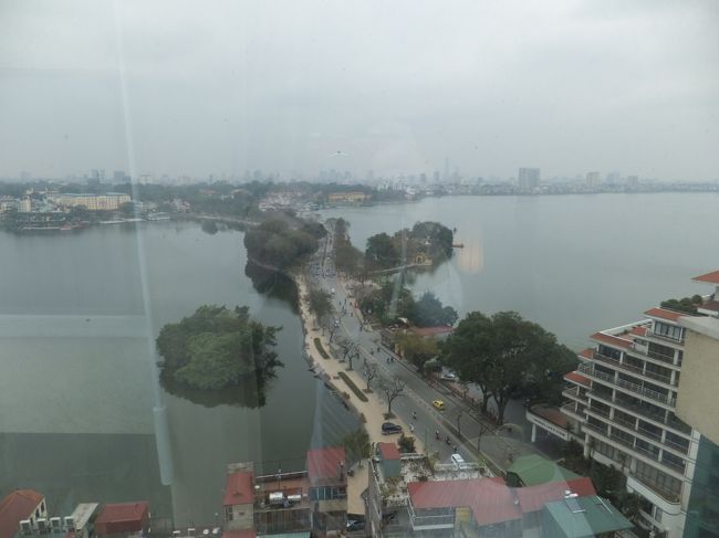 部屋からの眺め。向かって右手がハノイで一番美しいと言われる西湖。左手がチュック・バック湖。