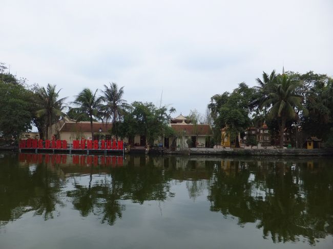 西湖に浮かぶようにして建つ鎮国寺。